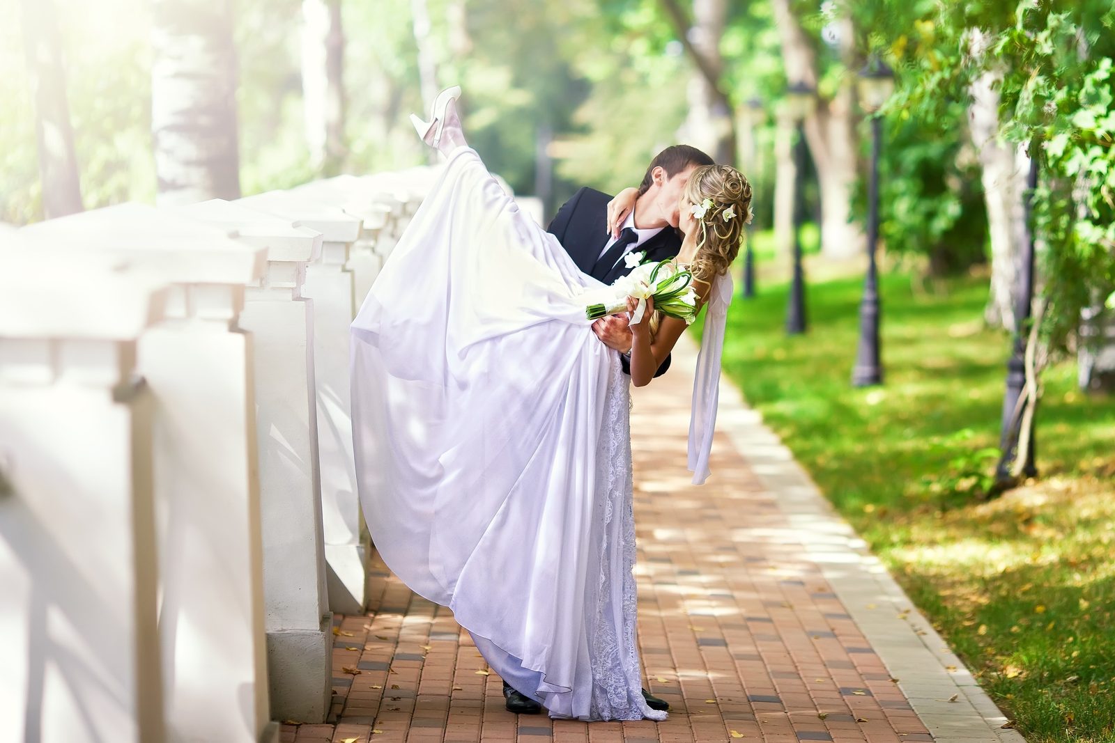 Casal se beijando no dia do casamento